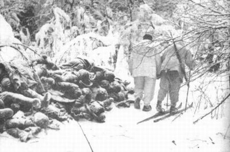 Финские солдаты рядом с горами трупов советских солдат